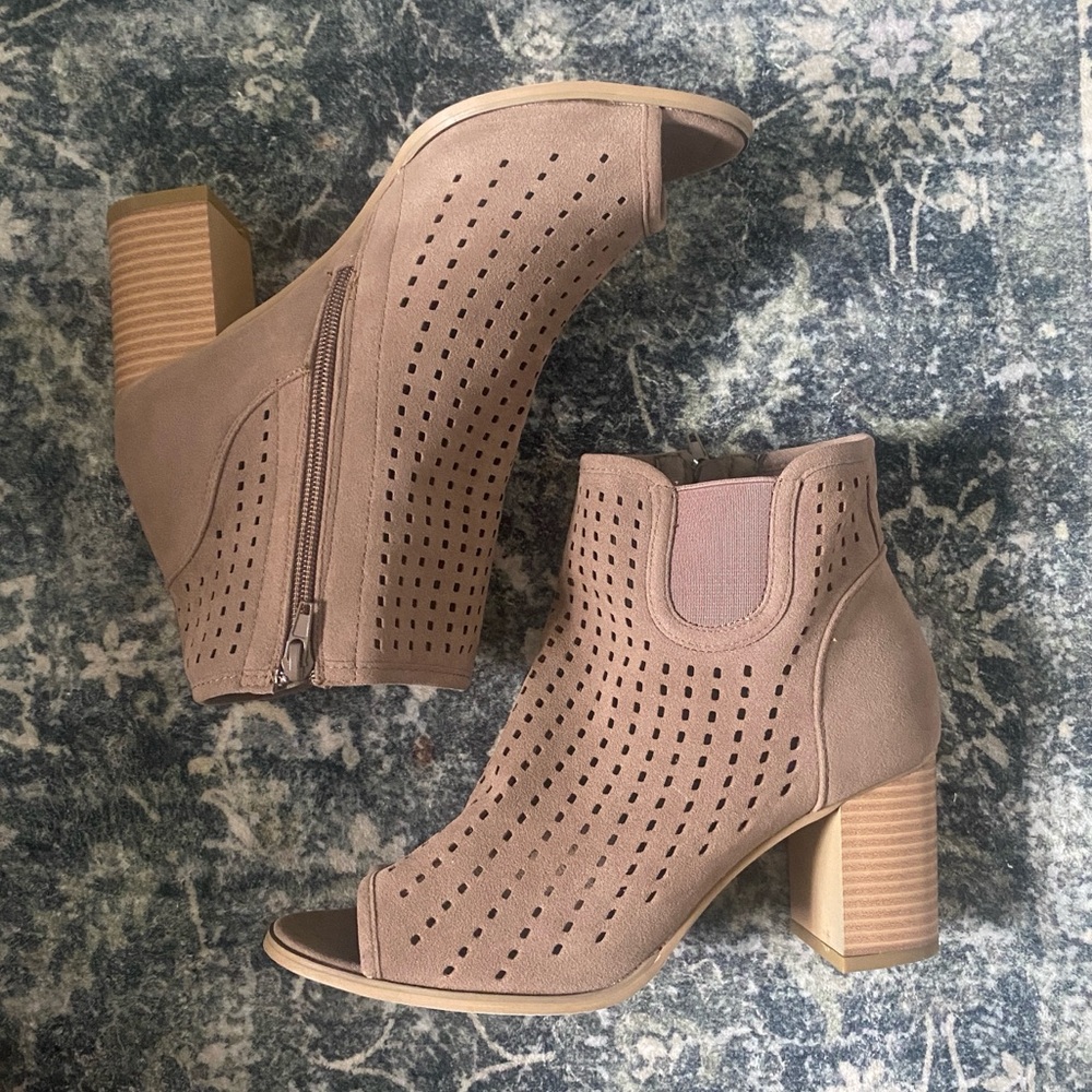 Women's tan open mesh ankle booties with block heel size 8.5 autumn fall neutral